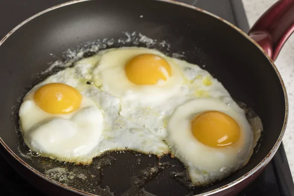 鸡蛋煎在盘子上 光背景 热开胃菜 复制空间1 — 图库照片