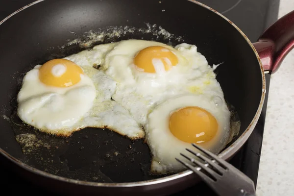 Huevos Fritos Plato Fondo Claro Plato Caliente Apetitoso Copiar Espacio —  Fotos de Stock