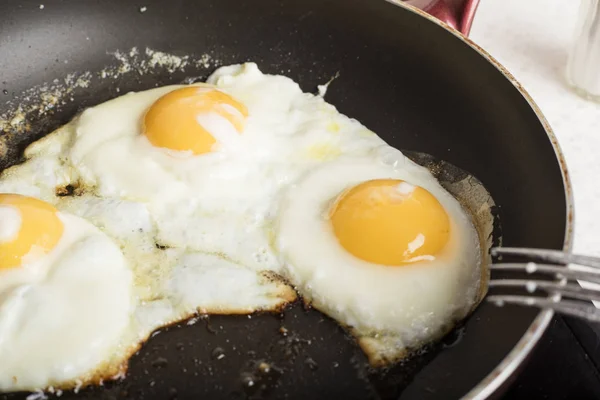 煎鸡蛋煎在煎锅里 热开胃菜1 — 图库照片