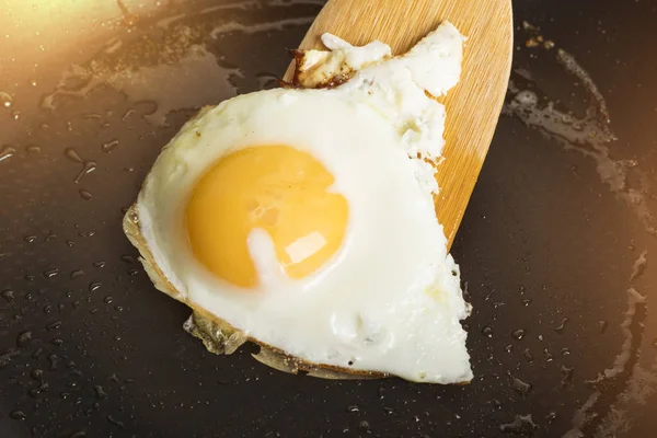 煎鸡蛋煎在煎锅里 热开胃菜1 — 图库照片