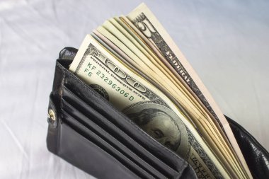 Küçük bir çanta dolusu para, para. Farklı banknot 1