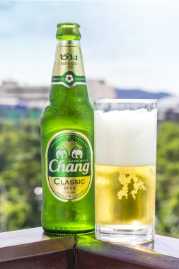 Phuket, Tayland 20 Ocak 2018 - yeni bir şişe Chang bira doğa 2 arka planı klasik