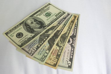 Beyaz bir arka plan üzerinde para. Farklı mezhepleri dolar. Fan 1