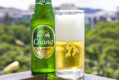 Phuket, Tayland 20 Ocak 2018 - yeni bir şişe Chang bira doğa 2 arka planı klasik