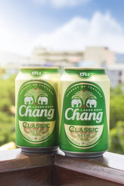 Phuket, Tayland 20 Ocak 2018 - yeni bir şişe Chang bira doğa 2 arka planı klasik