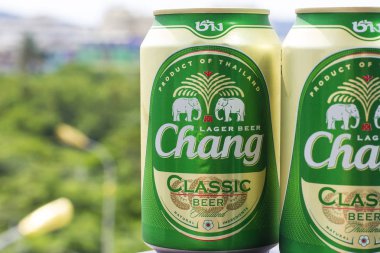 Phuket, Tayland 20 Ocak 2018 - yeni bir şişe Chang bira doğa 2 arka planı klasik