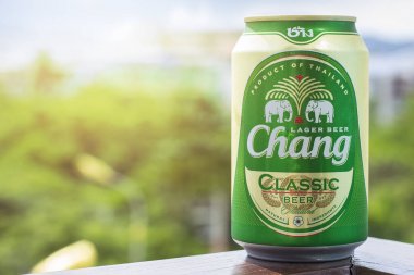 Phuket, Tayland 20 Ocak 2018 - yeni bir şişe Chang bira doğa 2 arka planı klasik