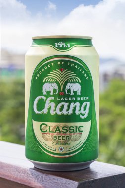 Phuket, Tayland 20 Ocak 2018 - yeni bir şişe Chang bira doğa 2 arka planı klasik