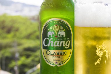 Phuket, Tayland 20 Ocak 2018 - yeni bir şişe Chang bira doğa 2 arka planı klasik