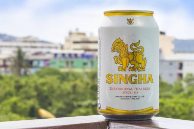 Phuket, Tayland 20 Ocak 2018 - yeni bir şişe Singha bira orijinal arka plan doğa 1
