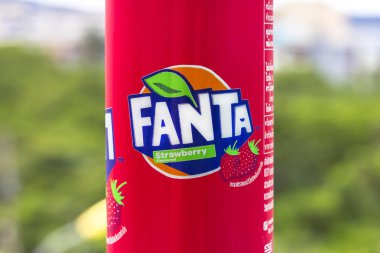 Phuket, Tayland 20 Ocak 2018 - gazlı içecek Fanta çilek bir arka plan doğa 1