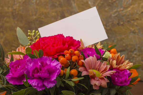 Ανοιξιάτικα Λουλούδια Αντίγραφο Χώρο Εικόνα Ανθοδέσμη Μια Λευκή Κάρτα — Φωτογραφία Αρχείου