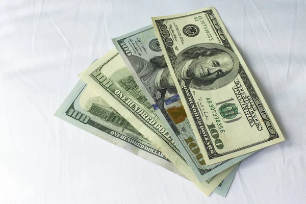 Dinero Sobre Fondo Blanco Diferentes Denominaciones Del Dólar Abanico —  Fotos de Stock