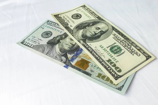 Dinero Sobre Fondo Blanco Diferentes Denominaciones Del Dólar Abanico —  Fotos de Stock