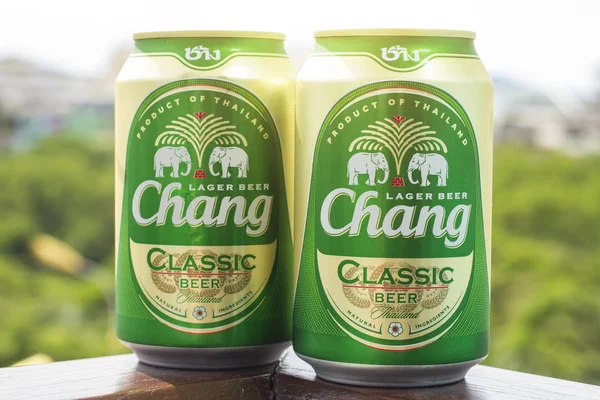 Phuket, Tayland 20 Ocak 2018 - yeni bir şişe Chang bira doğa 2 arka planı klasik