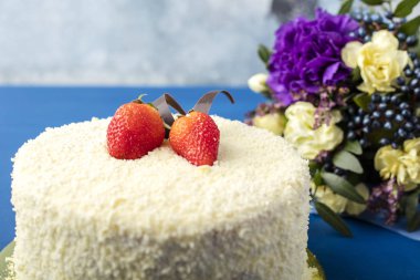 Beyaz çikolata ve taze çilek pasta. Mavi bir arka plan üzerinde lezzetli tatlı 