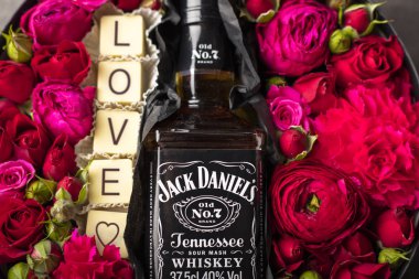 Novosibirsk, Rusya Federasyonu - 23 Şubat 2018 - hediye paketleri Jackdaniels viski. Belçika beyaz yazıt aşk ile çikolata. Çiçekler ve alkol 