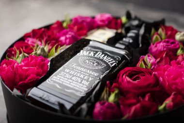 Novosibirsk, Rusya Federasyonu - 23 Şubat 2018 - hediye paketleri Jackdaniels viski. Çiçekler ve alkol 