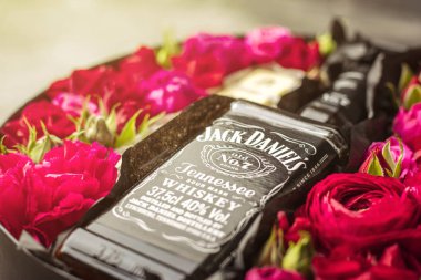 Novosibirsk, Rusya Federasyonu - 23 Şubat 2018 - hediye paketleri Jackdaniels viski. Çiçekler ve alkol 