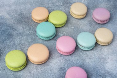 Mavi bir arka plan üzerinde renkli makarna. Kopya alanı 1