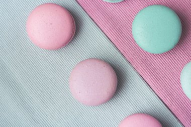 Pembe ve turkuaz makarons. Pastel renkler. Kopya alanı 1