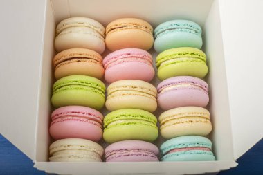 Taze renkli macarons bir kutu. Renkli kurabiye, pastel renkler 2