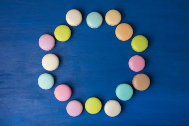 Renkli kurabiye. Pasta macaron veya mavi bir arka plan üzerinde acıbadem kurabiyesi. Kopya alanı 4