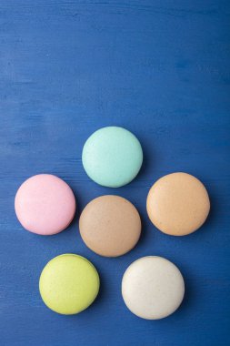 Renkli kurabiye. Pasta macaron veya mavi bir arka plan üzerinde acıbadem kurabiyesi. Kopya alanı 4
