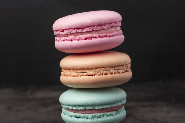 Renkli pasta. Tanımlama bilgisi macaron veya karanlık bir arka plan üzerinde acıbadem kurabiyesi. Kopya alanı 1