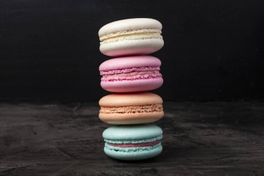Renkli pasta. Tanımlama bilgisi macaron veya karanlık bir arka plan üzerinde acıbadem kurabiyesi. Kopya alanı 1