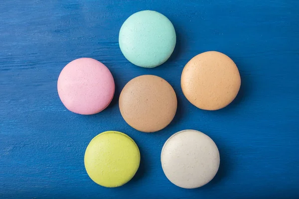 Galletas Colores Pastel Macaron Macaroon Sobre Fondo Azul Copiar Espacio — Foto de Stock