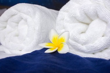 Frangipani çiçek ve beyaz havlu ve mavi kumaş. Spa kavramı. Kopya alanı 1