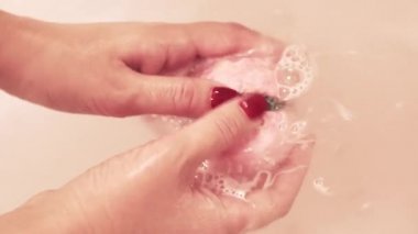 Banyo tuzu ellerde çözünür. Yüzünde iki göz gibi kabarcıklar var. Boşluğu kopyala