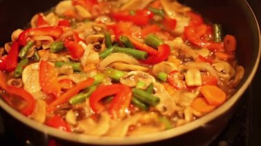 Kızartma tavasında mantarlı kızarmış sebze ve haşlanmış et suyu. yemek yapmak