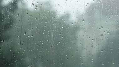 Fırtına sırasında yağmurlu pencere