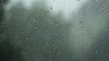 Camı, hızlandırılmış görüntüleri dökülen yağmur