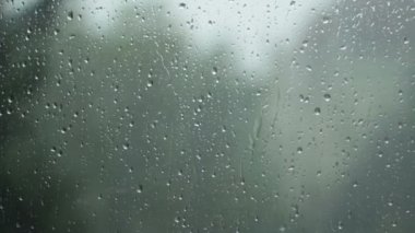 Bir pencere geri, isabet karanlık gökyüzü dökülen yağmur görüntüleri hızlandırılmış