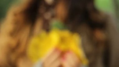 Sarı bir buket tutan kız onun elinde bırakır ve ile çalış