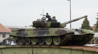 Tank doğaçlama bir köprü üzerinde döner taret