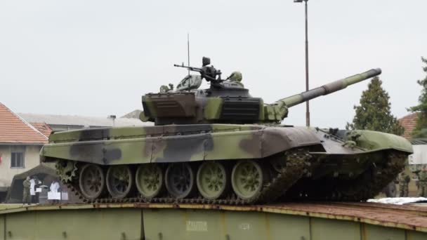 Tank on an improvised bridge rotates turret — Stock Video