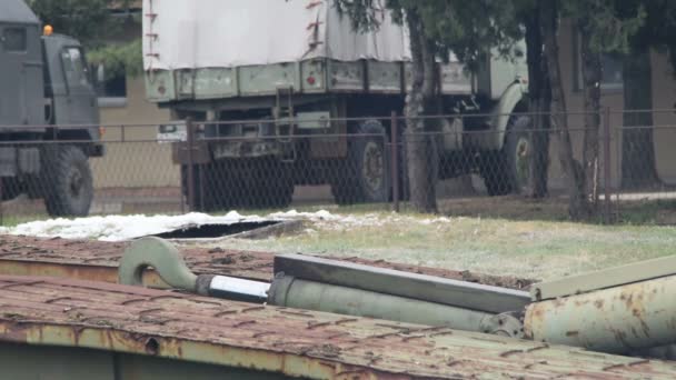 Puente blindado lanzado desde el vehículo de cerca — Vídeos de Stock