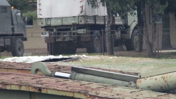 Brücke mit Panzerfahrzeugen aus nächster Nähe — Stockvideo