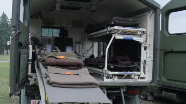 El interior de un vehículo de ambulancia militar, dentro de un vehículo de ambulancia militar — Vídeos de Stock