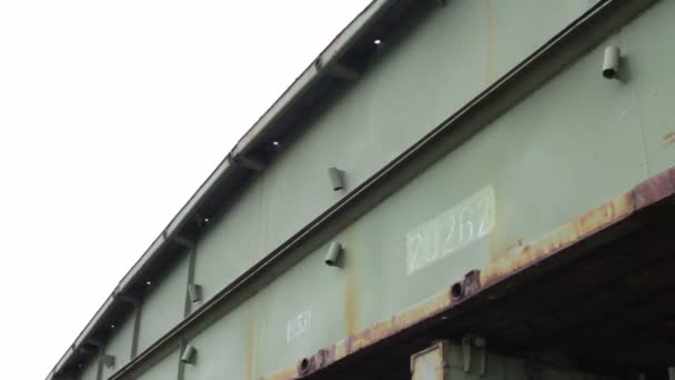 装甲的车辆发射的桥梁的相机顶部到底部的垂直运动 — 图库视频影像