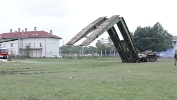 Міст з бронетехнікою, опускаючи міст на землю спереду — стокове відео