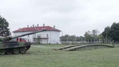 Tank doğaçlama köprüde, zırhlı araç başlattı köprü tırmanıyor