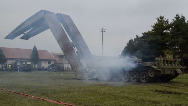 Bepansrade fordon lanserade bridge, plocka upp bridge från grunden accelererade footage — Stockvideo