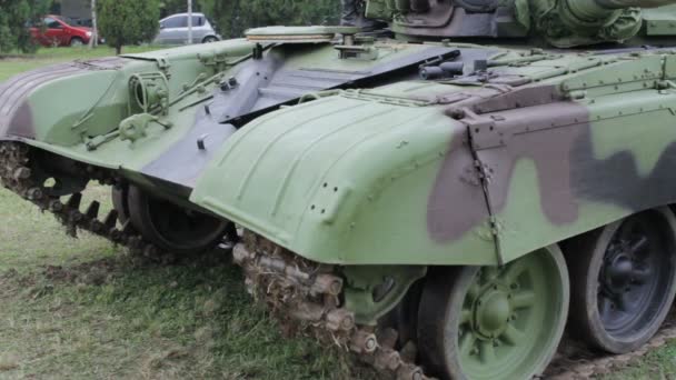 Tracks en de wielen van de militaire tank — Stockvideo