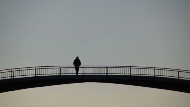 Köprüde düşünceli adam — Stok video
