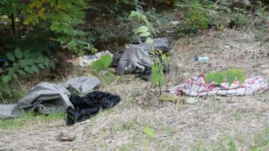 çöp ve düzensiz giyim